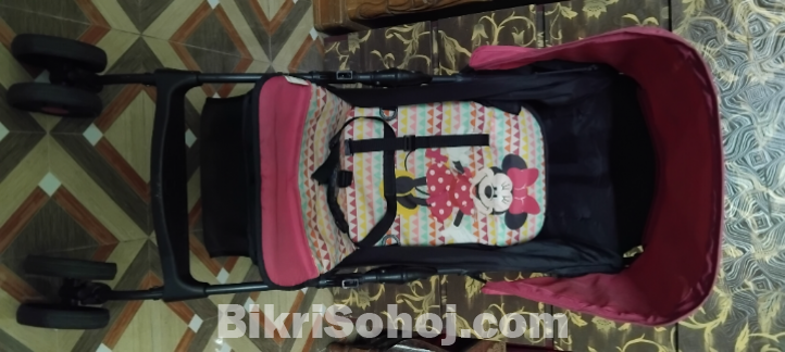 একটি বেবি স্ট্রলার (Baby Stroller) বা প্র্যাম।